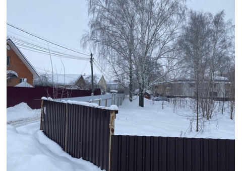 Участок в Дергаево с хозблоком, огорожен забором