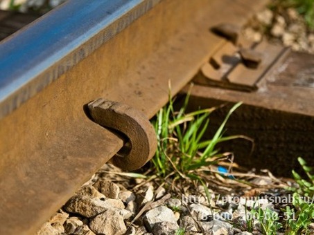 Противоугон железнодорожный пружинный на рельсах : фото рельсового элемента на ж/д-путях