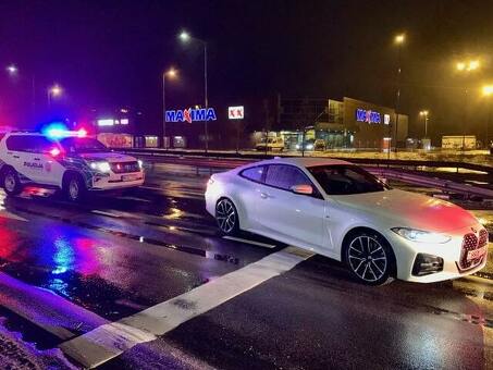 BMW угнали белорусы в Драскининкае. Полиция заблокировала машину угонщика, проехав 100 км