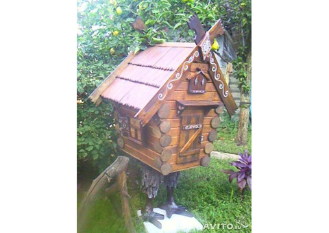 Декоративная избушка-домик из дерева на курьих ножках, деревянный колодец в сад