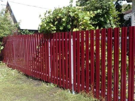 Metal P-shaped picket fence : stylish and durable solution