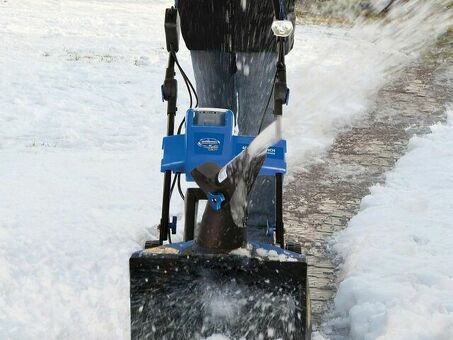 Бензиновый снегоуборщик для эффективной уборки снега.