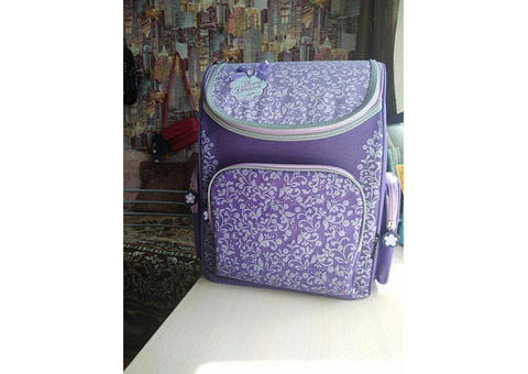 Школьный ранец с ортопедической спинкой фиолетового цвета