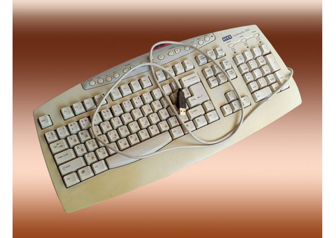 Две клавиатуры БУ: мультимедийная и компьютерная