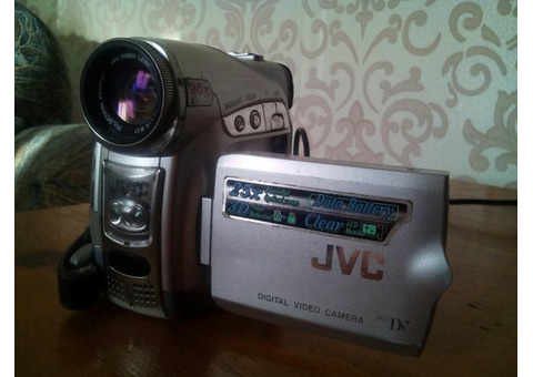 Продам видеокамеру JVC GR-D248E