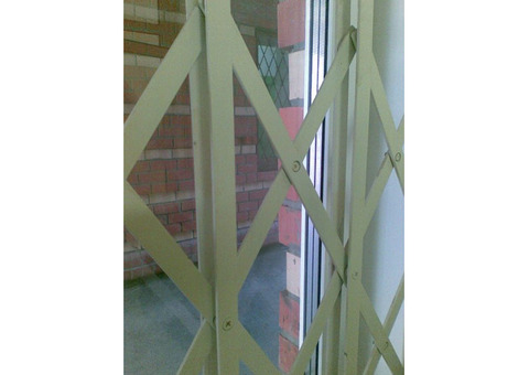 Стальные раздвижные решетчатые двери