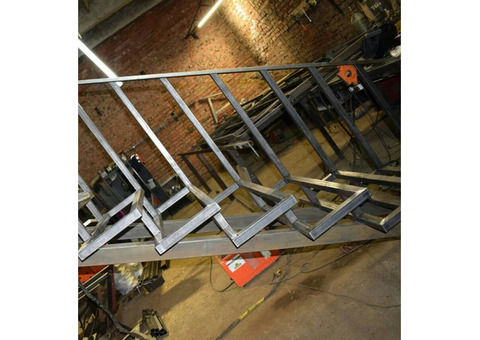 Изготовление трехмаршевых лестниц, металлических перил, ограждений, арок